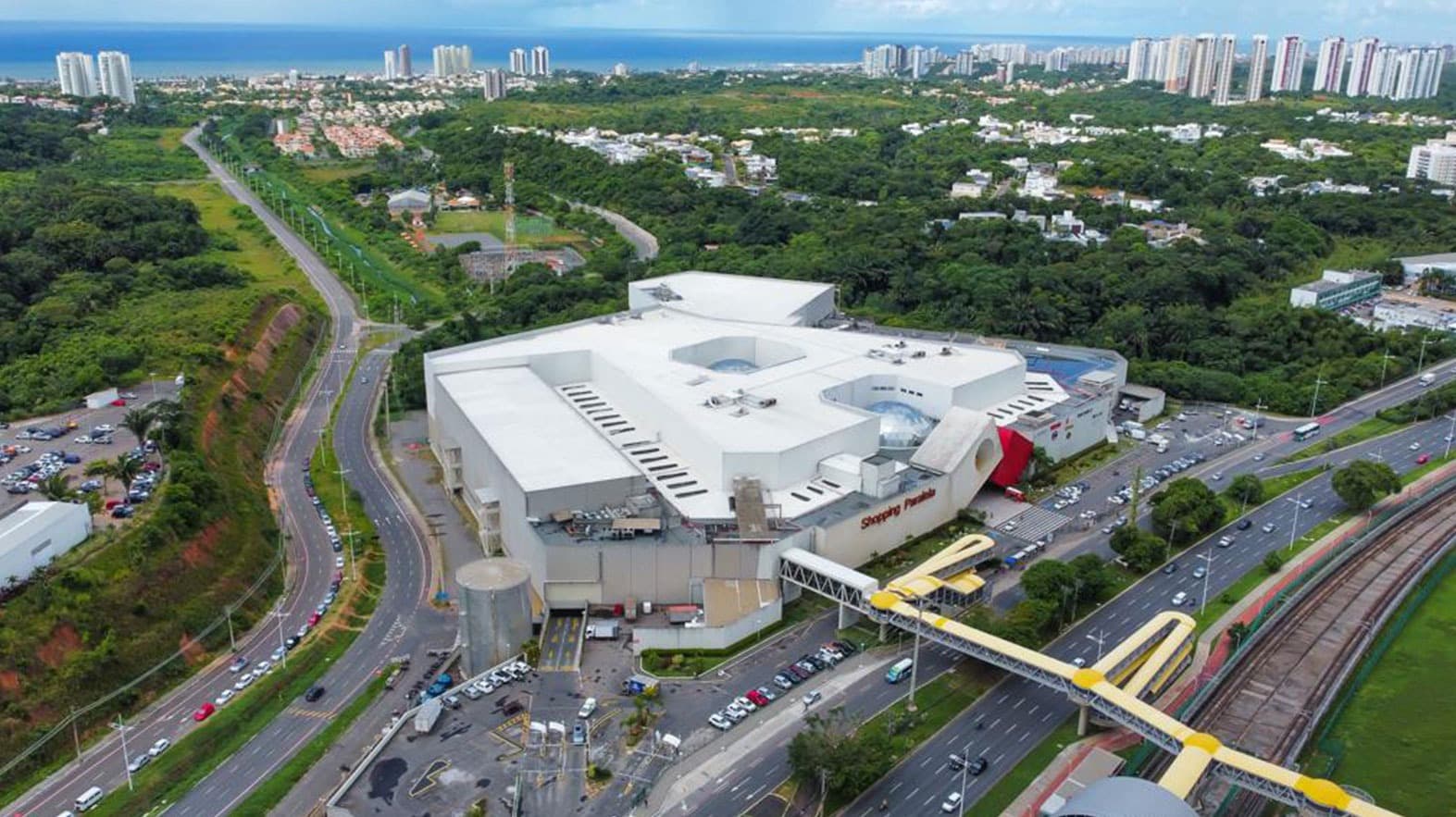 Fachada do Shopping Paralela, o shopping onde fica a loja.